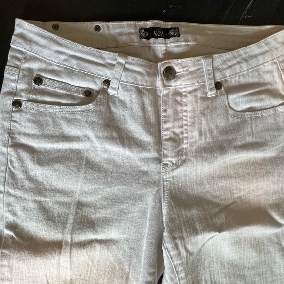 White jeans with beaded detail. Zippers at bottom cuffs. Size 6. - Picture 4 of 7